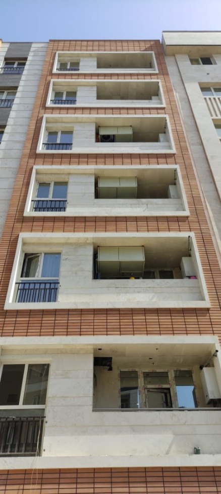 تصویری از نمای یک ساختمان که تاسیسات سرمایشی و گرمایشی در آن نصب شده است.