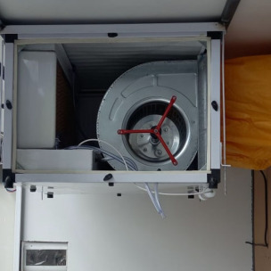 کولر آپارتمانی نمایی نزدیک از داخل یک کولر سقفی سلولزی